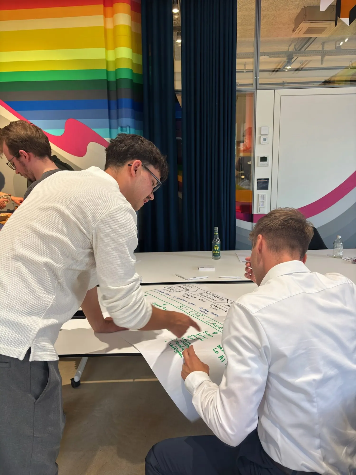 Zwei Studierende arbeiten gemeinsam an einem Case auf Flipchart-Papier